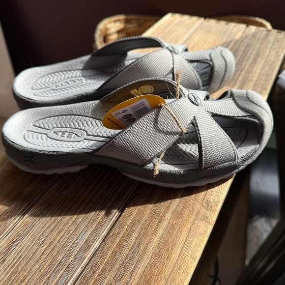 Keen Women's Bali Slide Sandal with Cross Strap Design and Cushioned Sole - Picture 11 of 17